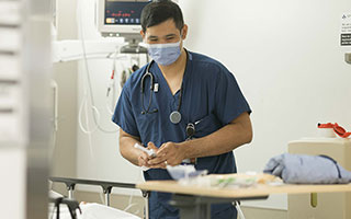 Internationally educated nurse Renz Jerome De la Cruz working at The Ottawa Hospital