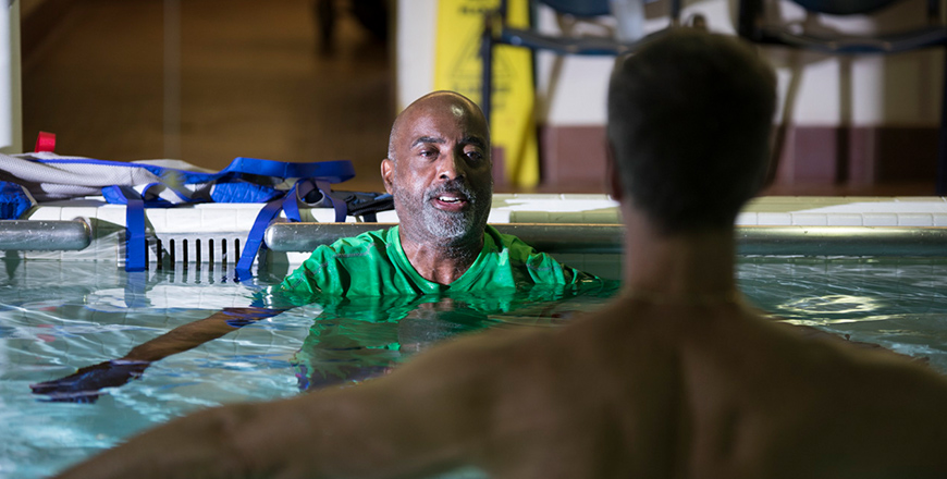 Fran Cosper dans la piscine du Centre de réadaptation de L’Hôpital d’Ottawa.